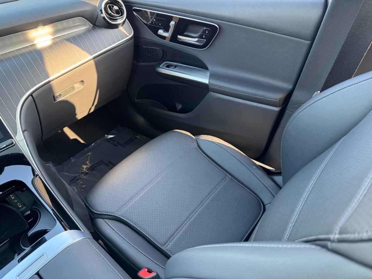 Mercedes-Benz GLC Vehicle Full-screen Gallery Image 15