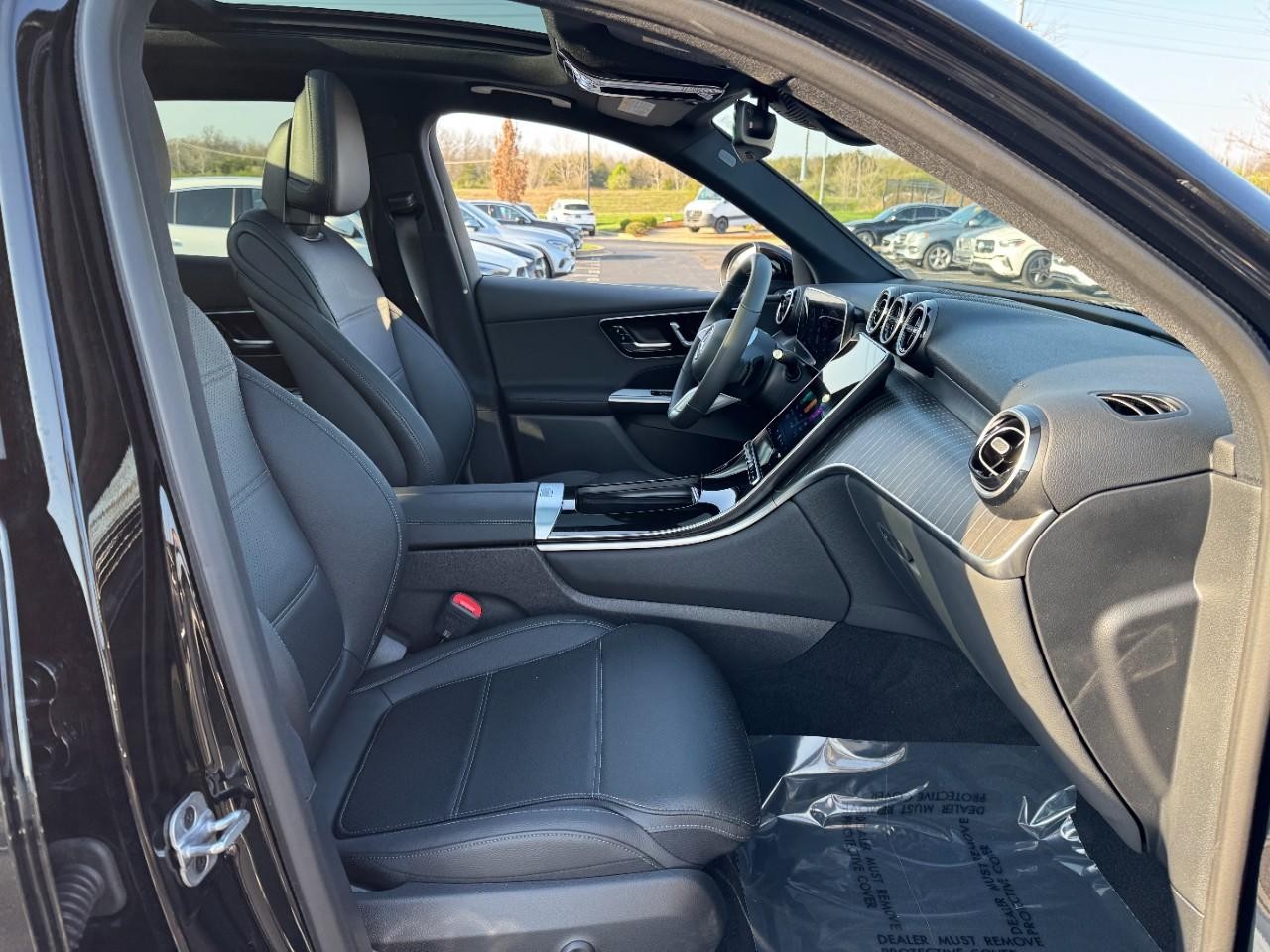 Mercedes-Benz GLC Vehicle Full-screen Gallery Image 16