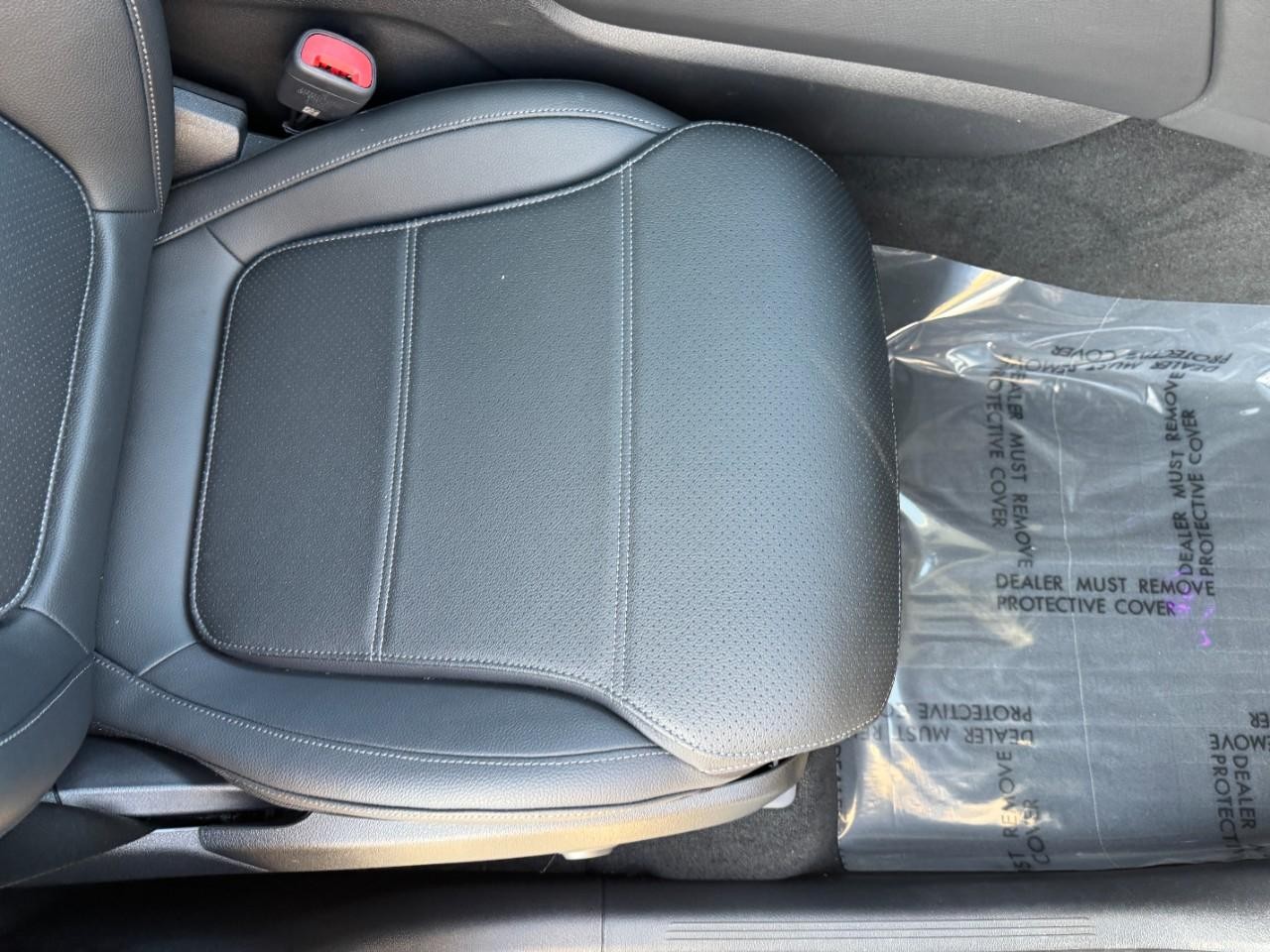 Mercedes-Benz GLC Vehicle Full-screen Gallery Image 17