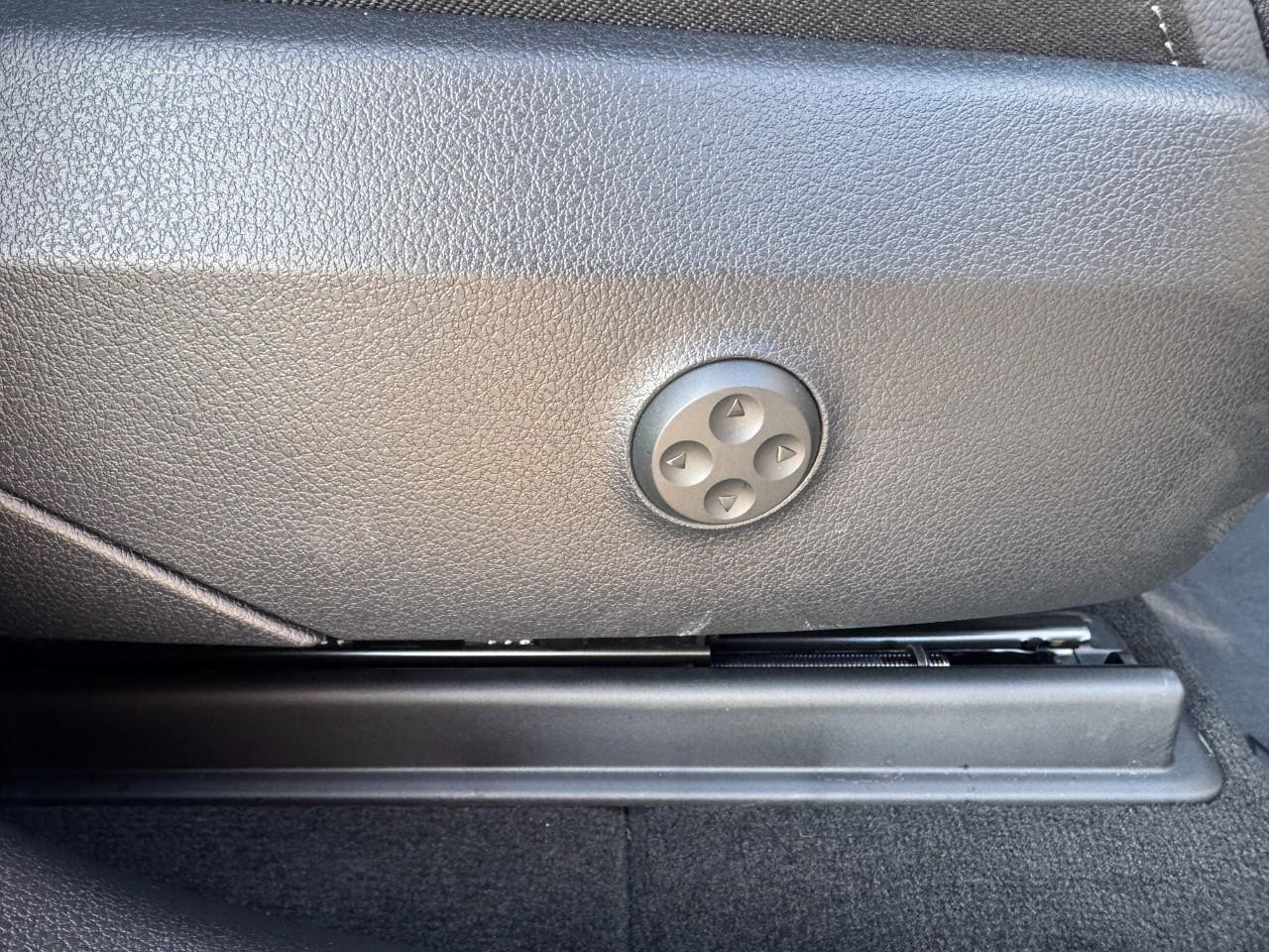 Mercedes-Benz GLC Vehicle Full-screen Gallery Image 18