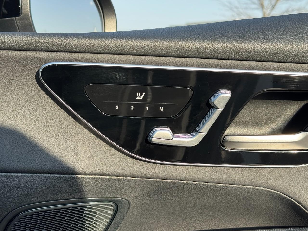 Mercedes-Benz GLC Vehicle Full-screen Gallery Image 19