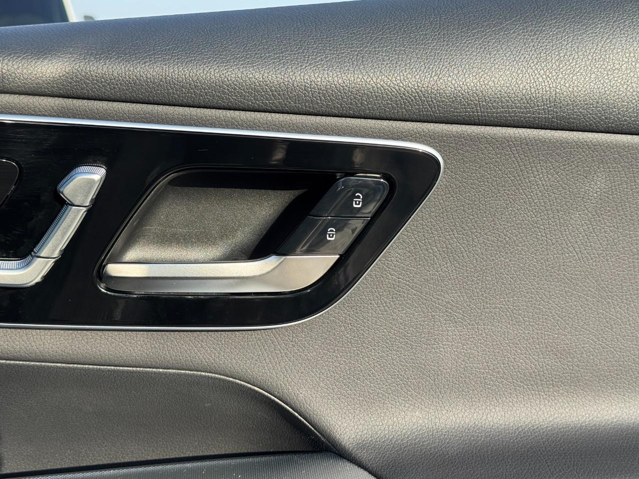 Mercedes-Benz GLC Vehicle Full-screen Gallery Image 20