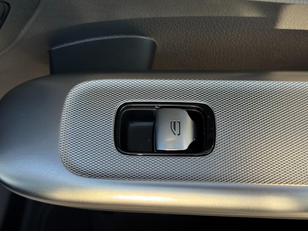 Mercedes-Benz GLC Vehicle Full-screen Gallery Image 21