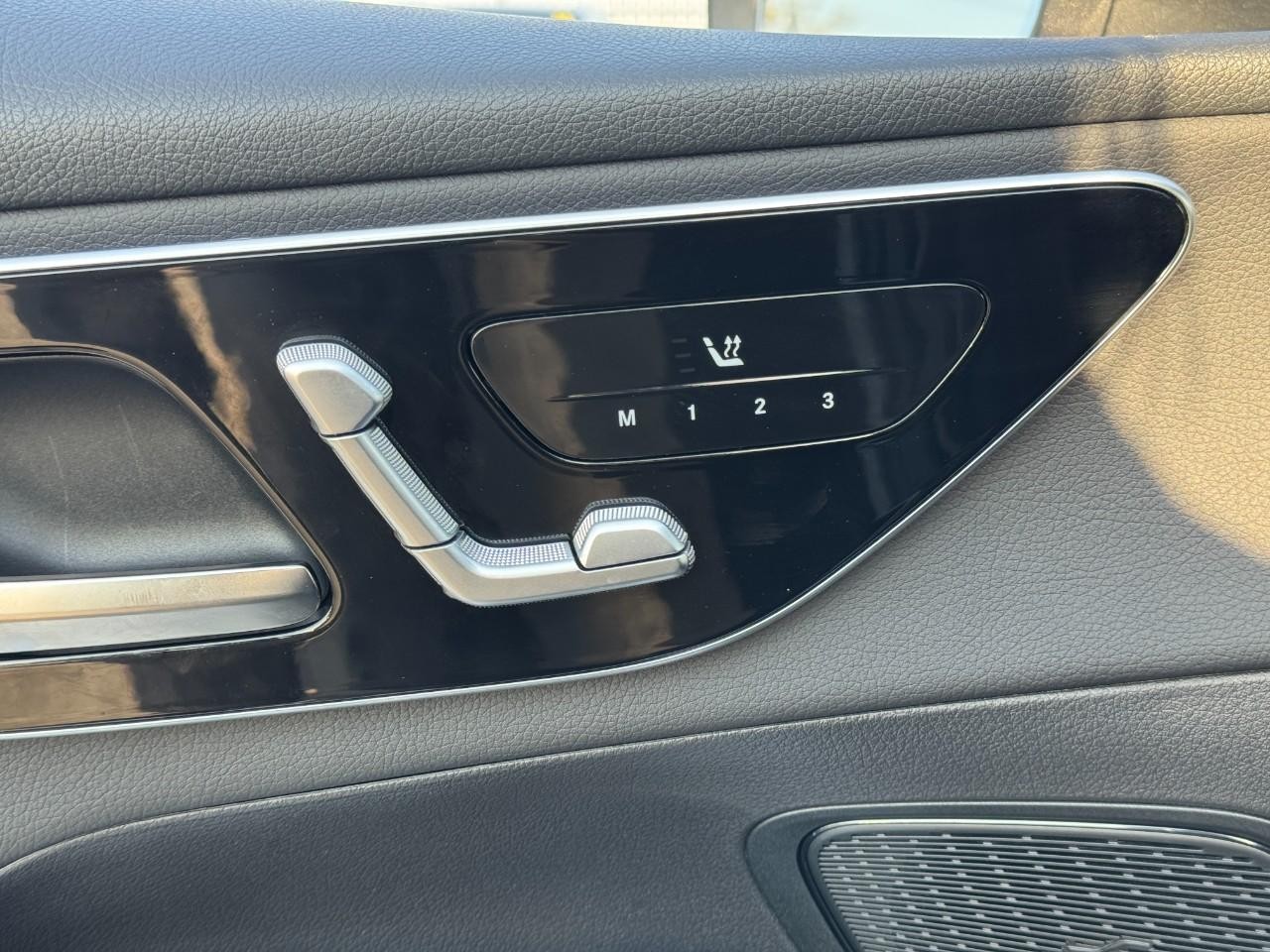 Mercedes-Benz GLC Vehicle Full-screen Gallery Image 22