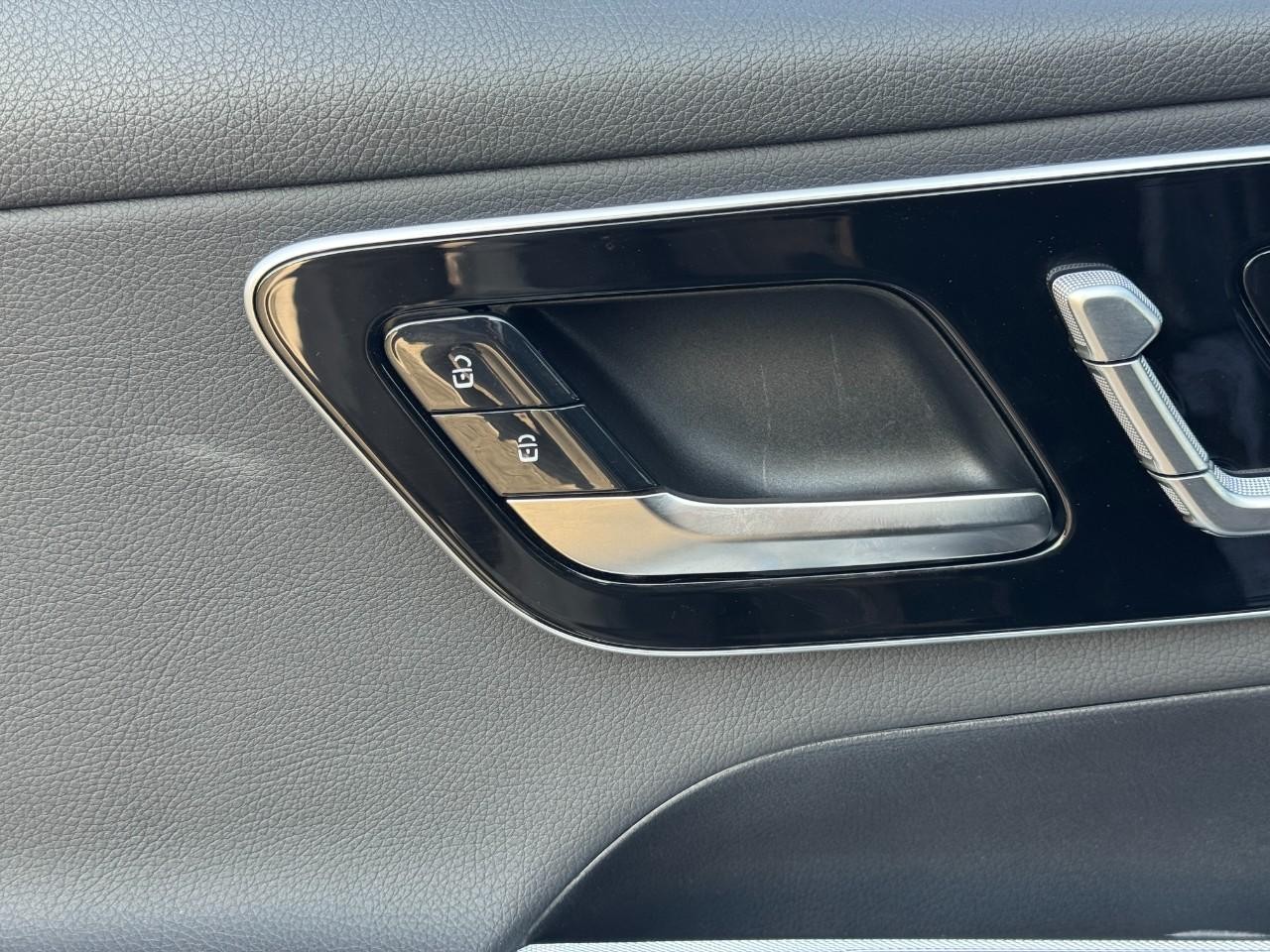 Mercedes-Benz GLC Vehicle Full-screen Gallery Image 23