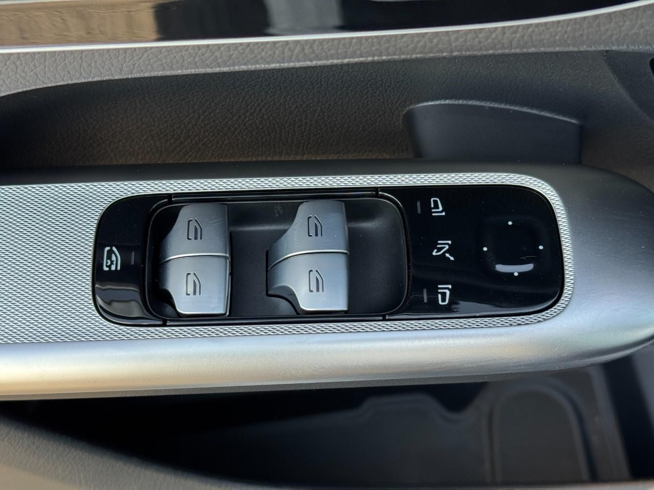 Mercedes-Benz GLC Vehicle Full-screen Gallery Image 24