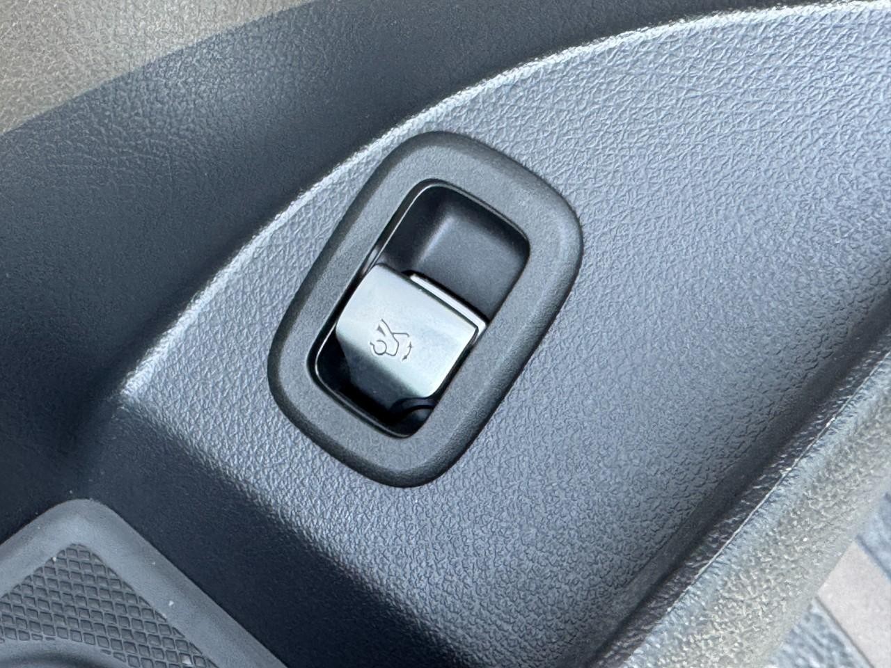 Mercedes-Benz GLC Vehicle Full-screen Gallery Image 25