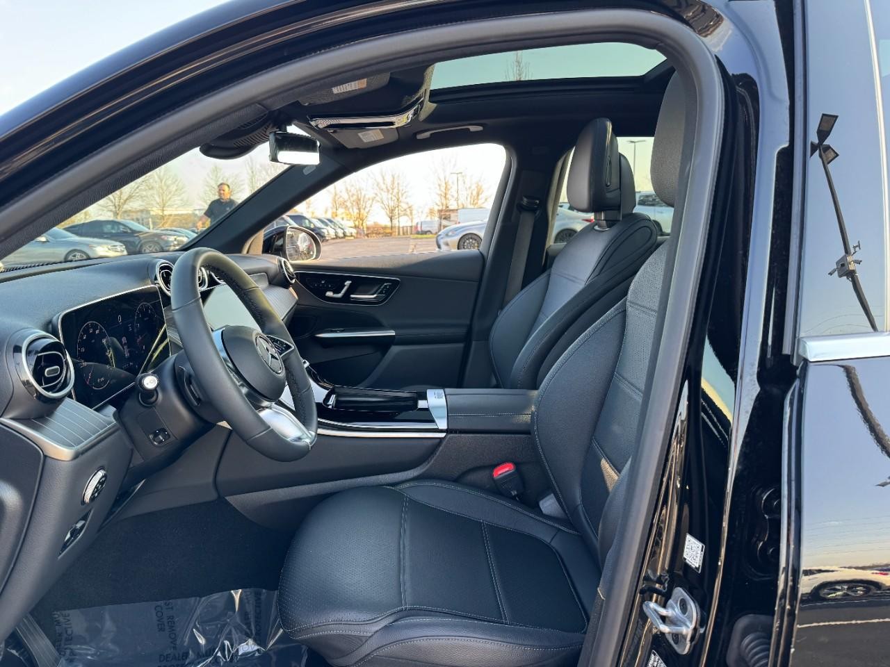 Mercedes-Benz GLC Vehicle Full-screen Gallery Image 26