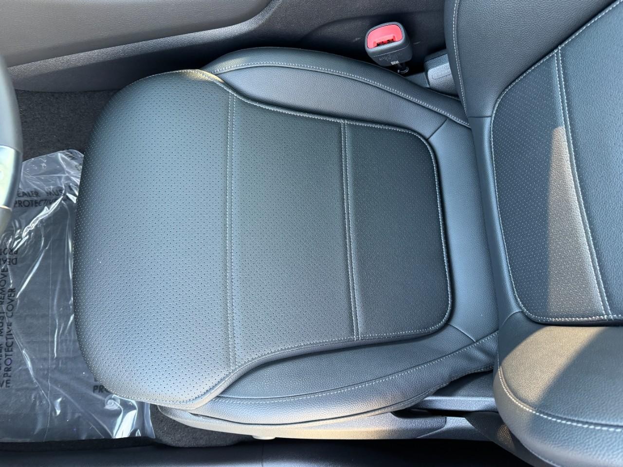 Mercedes-Benz GLC Vehicle Full-screen Gallery Image 27