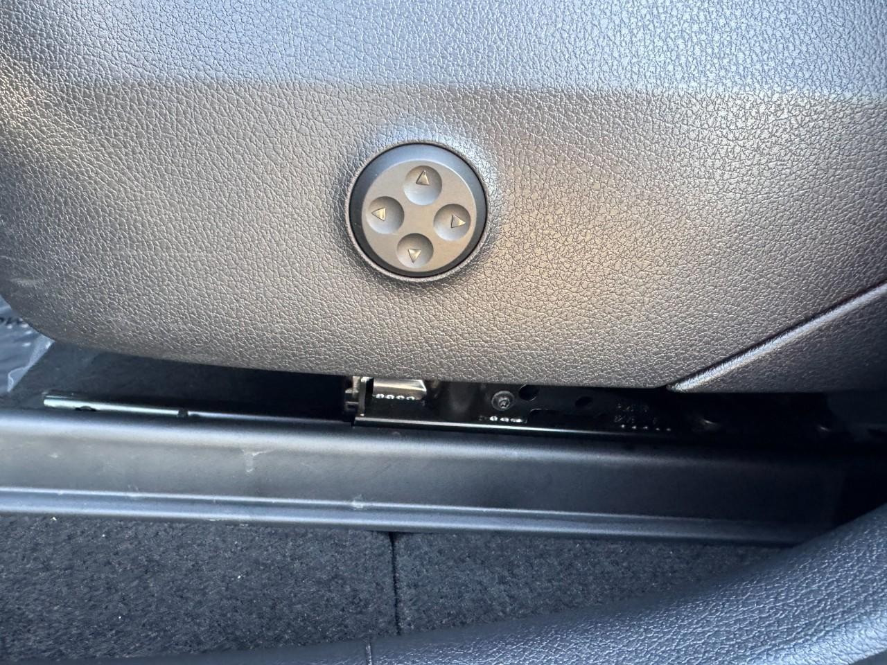 Mercedes-Benz GLC Vehicle Full-screen Gallery Image 28