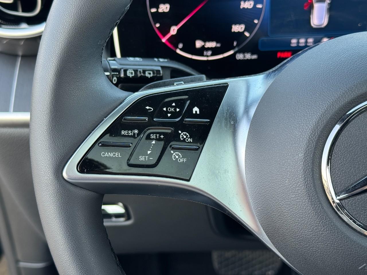 Mercedes-Benz GLC Vehicle Full-screen Gallery Image 30