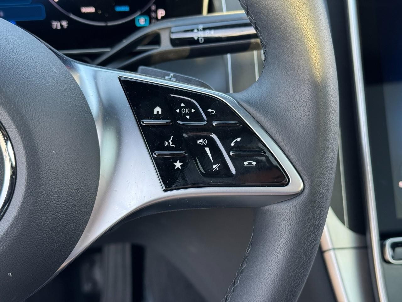 Mercedes-Benz GLC Vehicle Full-screen Gallery Image 31