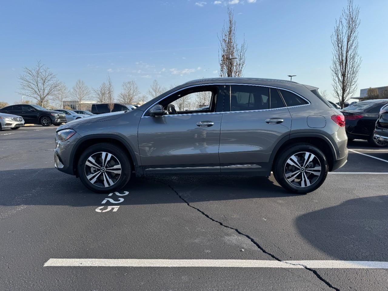 Mercedes-Benz GLA Vehicle Full-screen Gallery Image 2