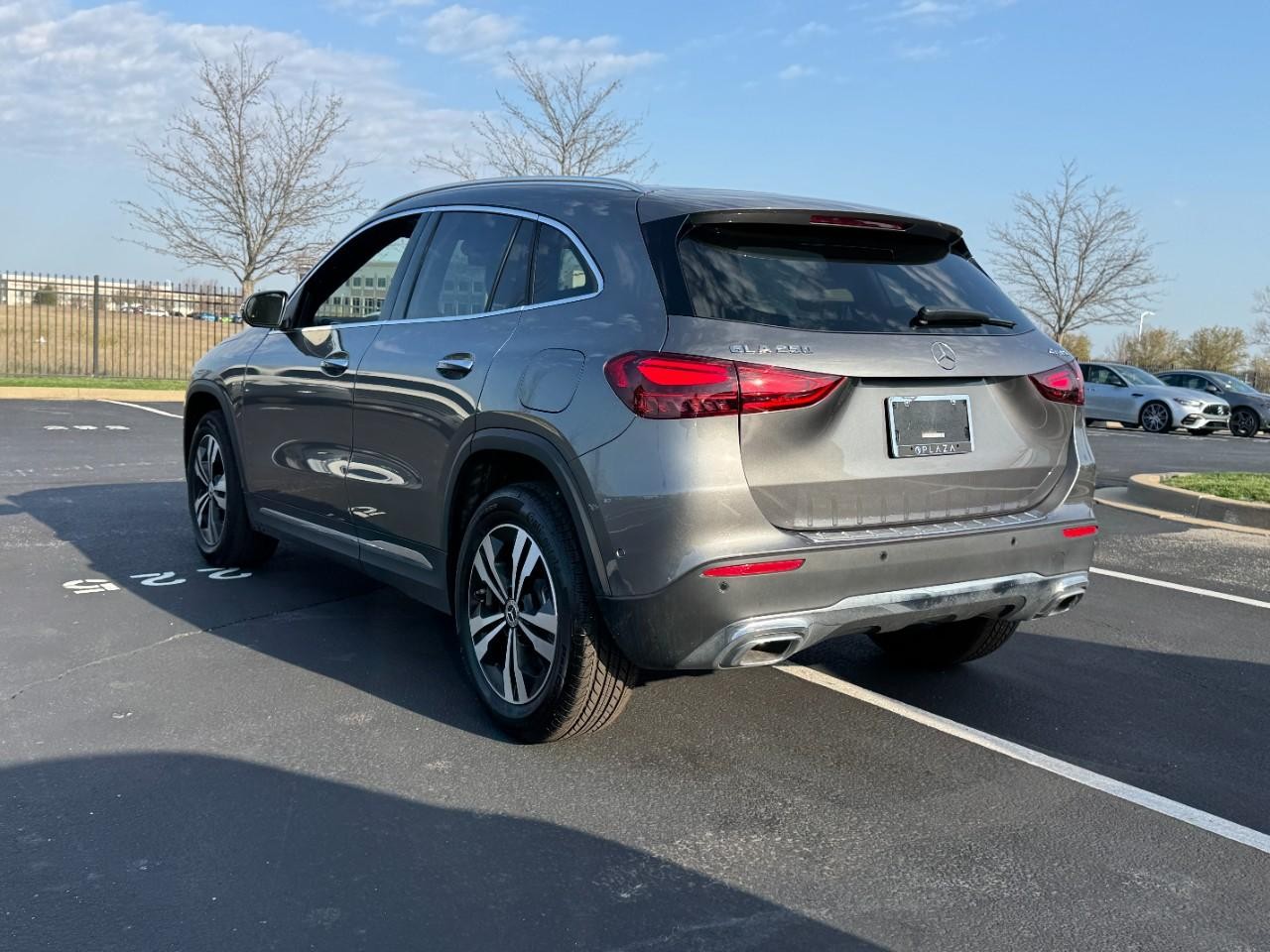 Mercedes-Benz GLA Vehicle Full-screen Gallery Image 3