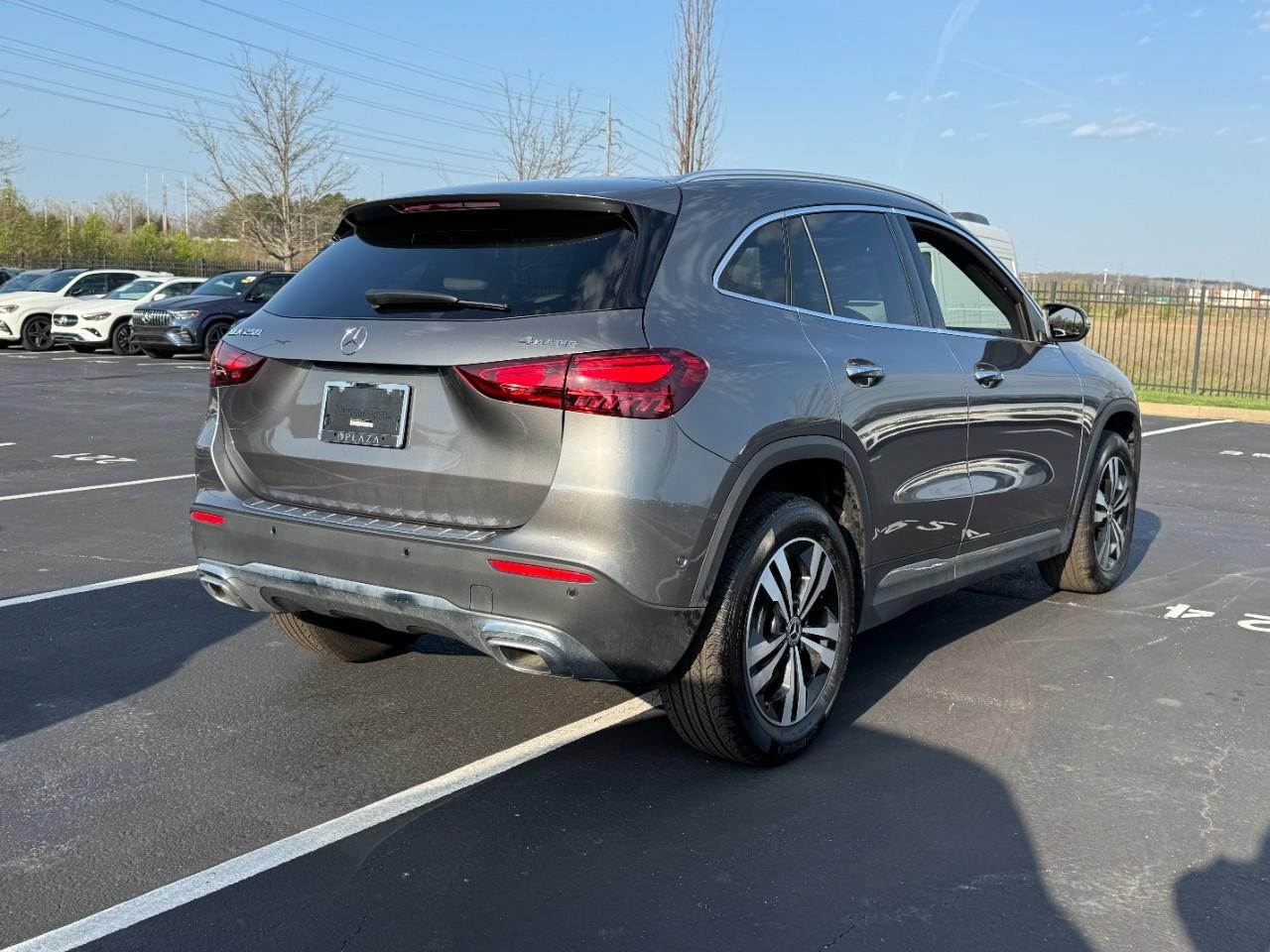 Mercedes-Benz GLA Vehicle Full-screen Gallery Image 4