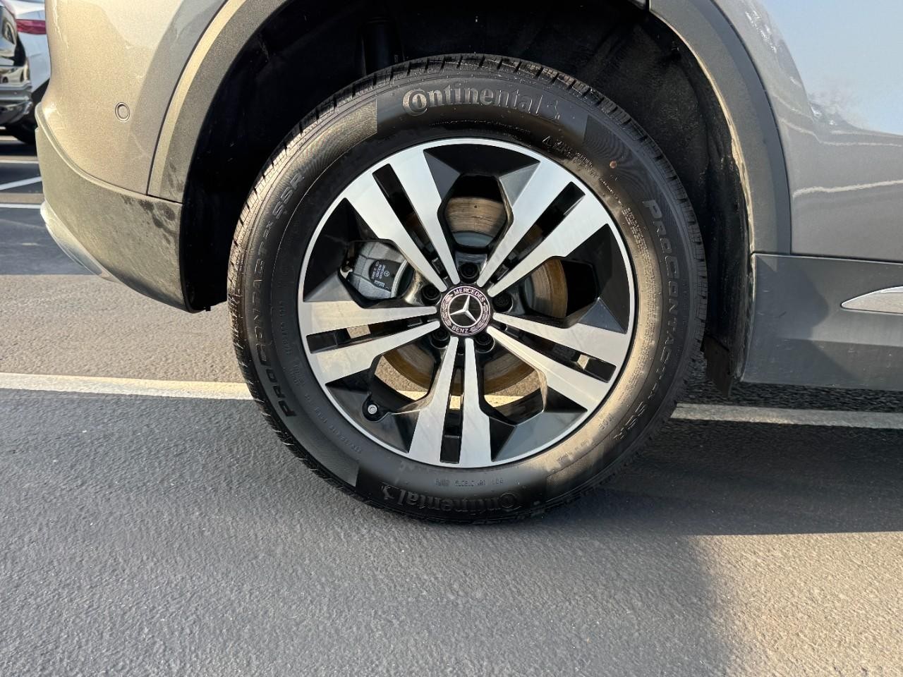 Mercedes-Benz GLA Vehicle Full-screen Gallery Image 5