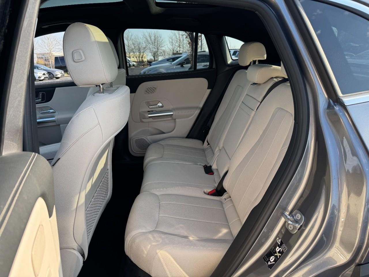 Mercedes-Benz GLA Vehicle Full-screen Gallery Image 8