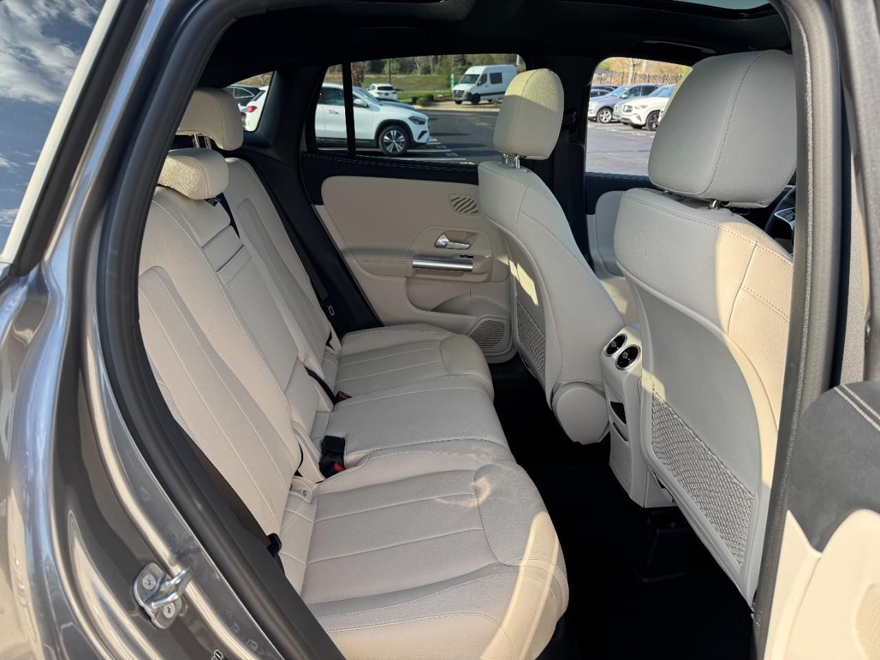 Mercedes-Benz GLA Vehicle Full-screen Gallery Image 10