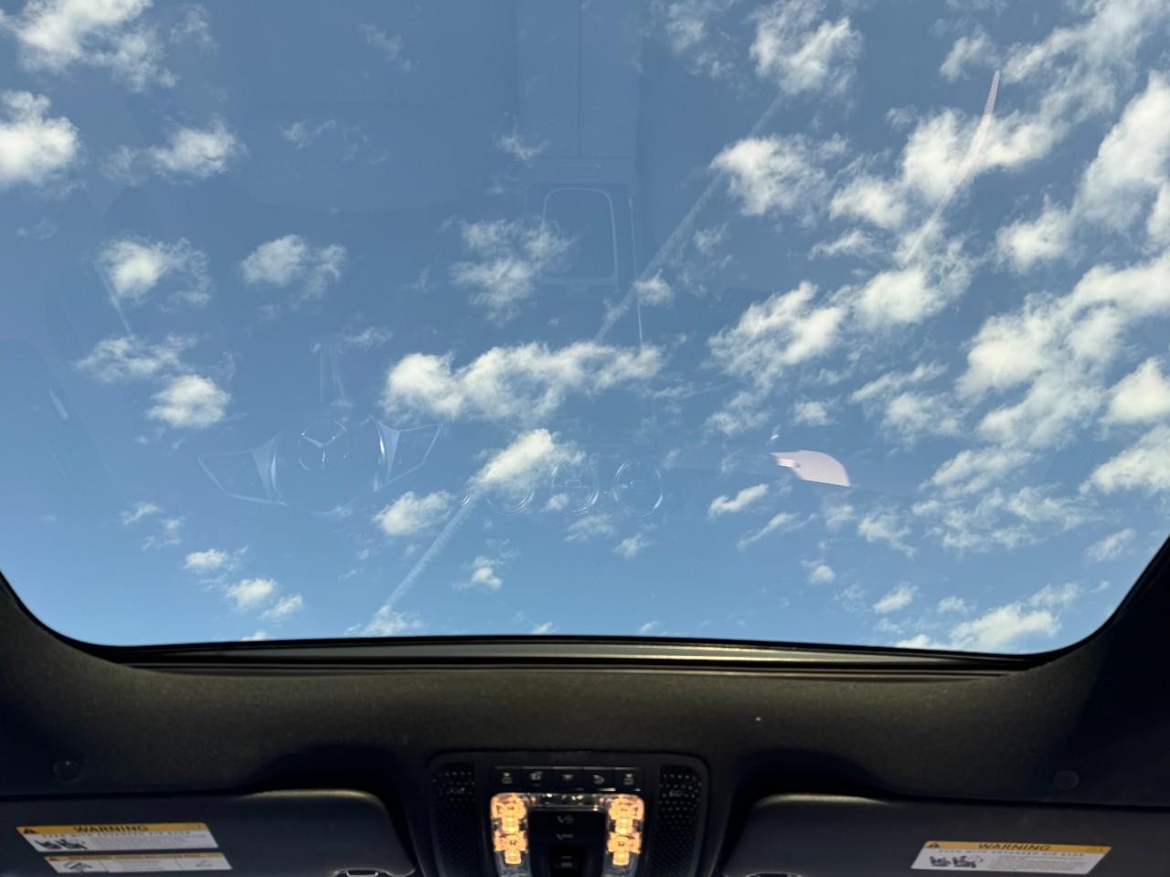 Mercedes-Benz GLA Vehicle Full-screen Gallery Image 11