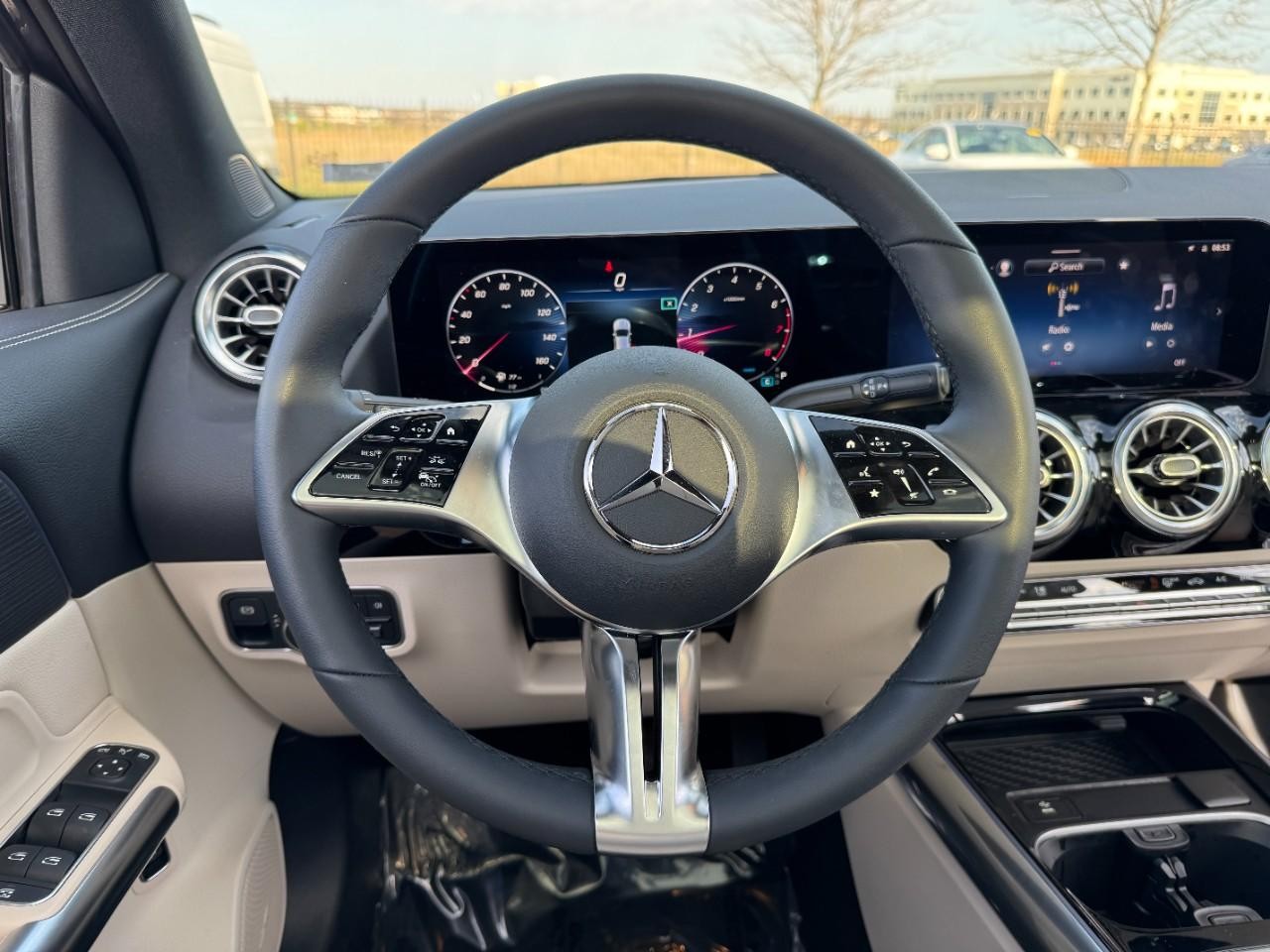 Mercedes-Benz GLA Vehicle Full-screen Gallery Image 13