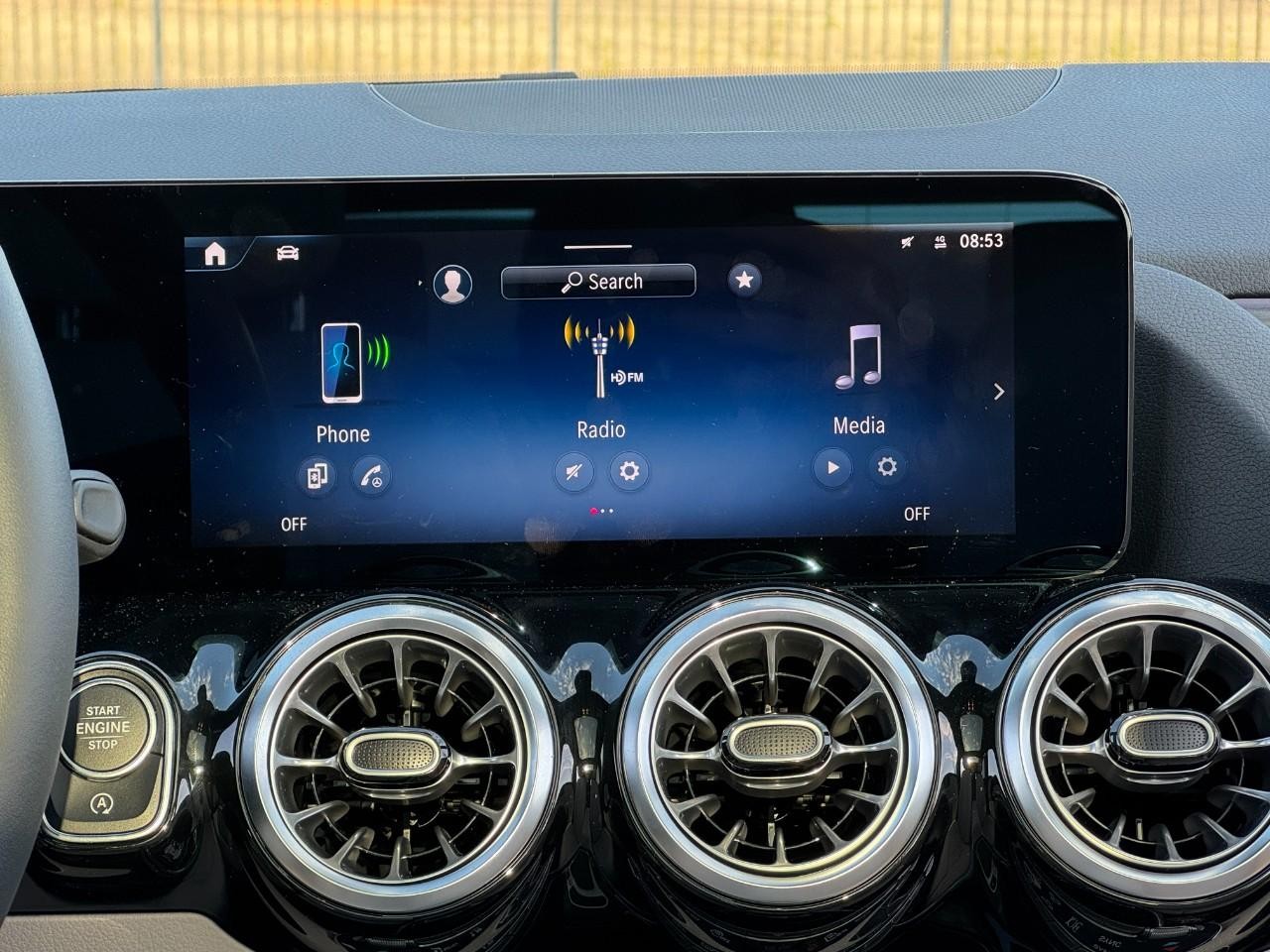 Mercedes-Benz GLA Vehicle Full-screen Gallery Image 14