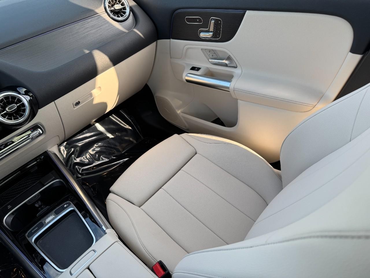 Mercedes-Benz GLA Vehicle Full-screen Gallery Image 16