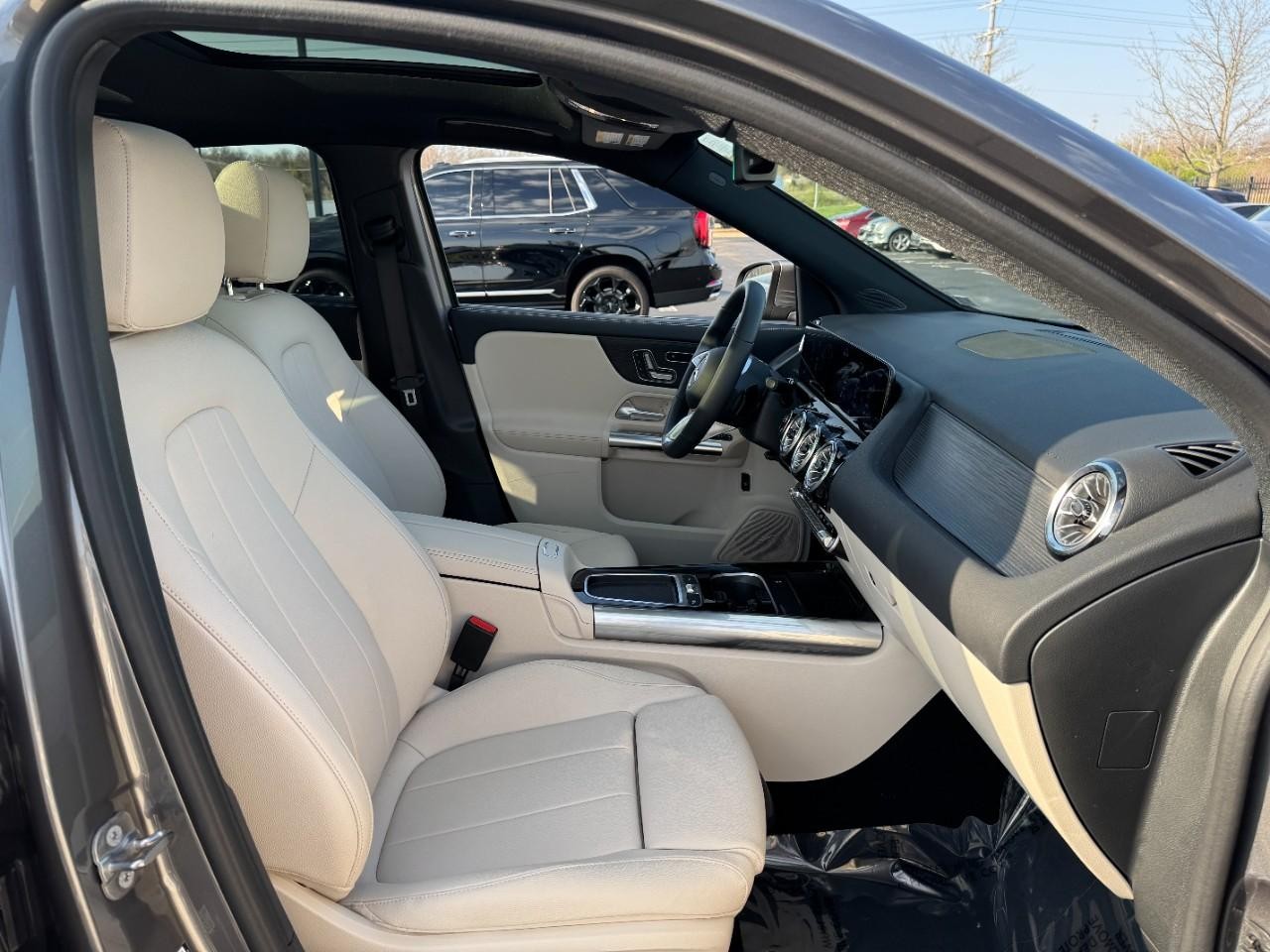 Mercedes-Benz GLA Vehicle Full-screen Gallery Image 17