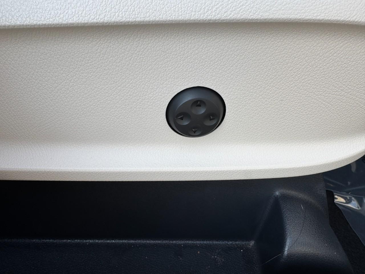 Mercedes-Benz GLA Vehicle Full-screen Gallery Image 19