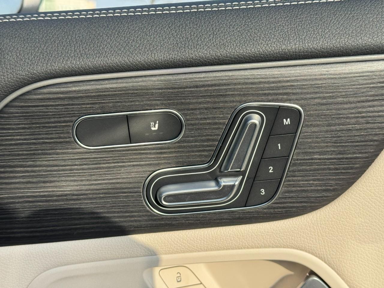 Mercedes-Benz GLA Vehicle Full-screen Gallery Image 20