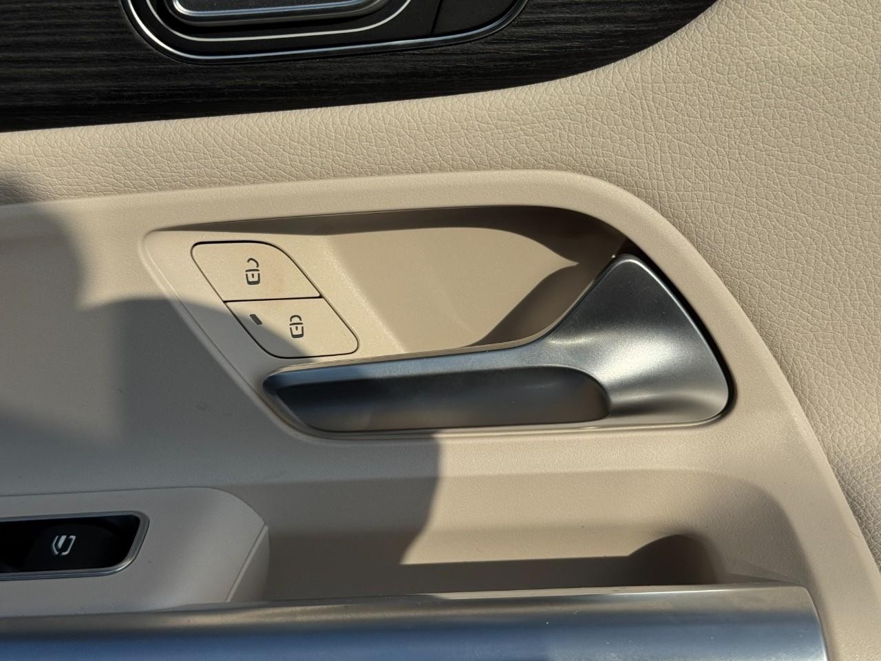 Mercedes-Benz GLA Vehicle Full-screen Gallery Image 21