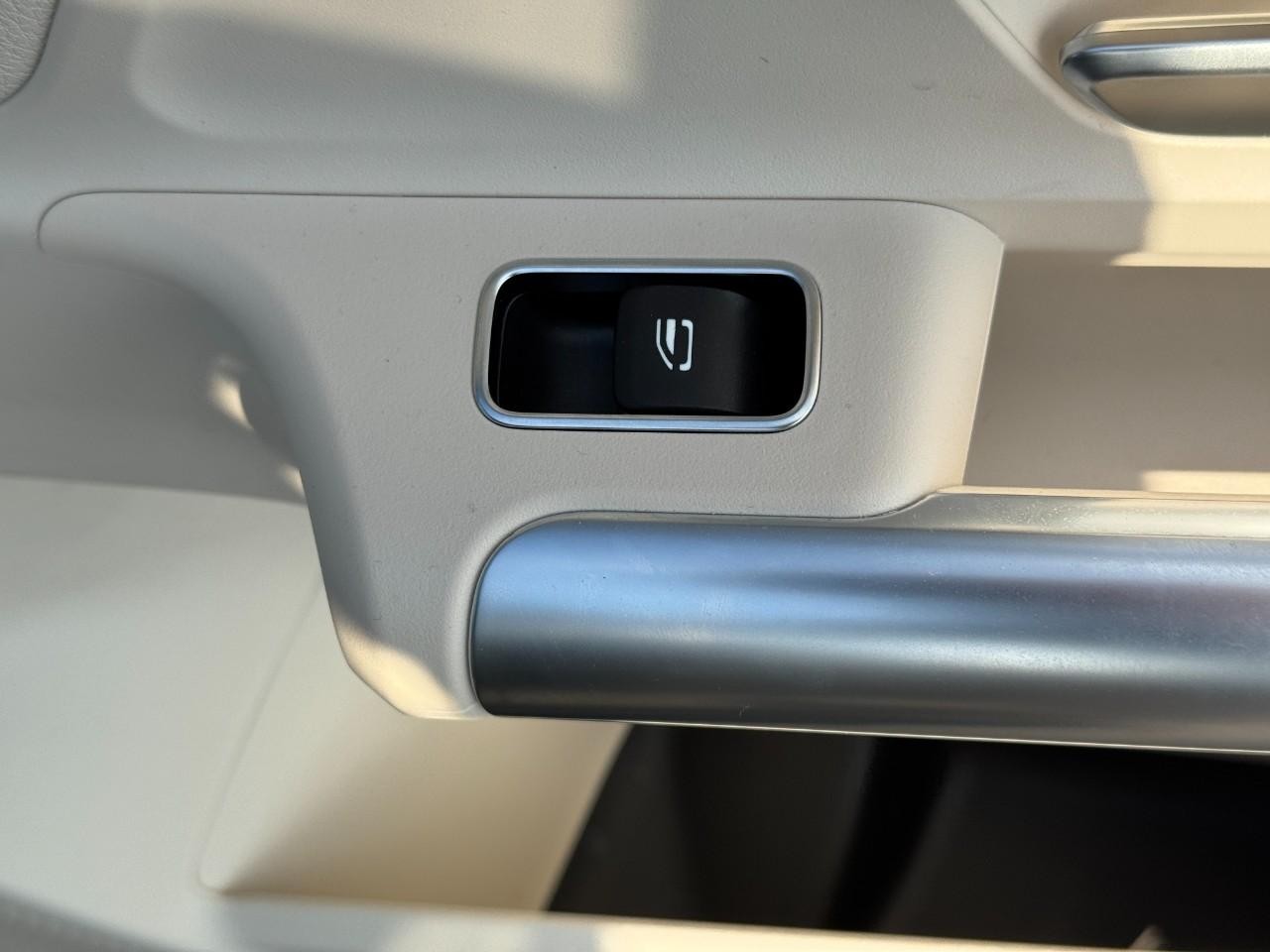 Mercedes-Benz GLA Vehicle Full-screen Gallery Image 22