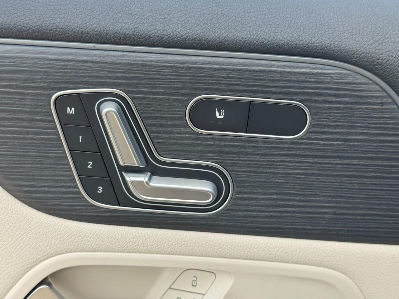 Mercedes-Benz GLA Vehicle Full-screen Gallery Image 23