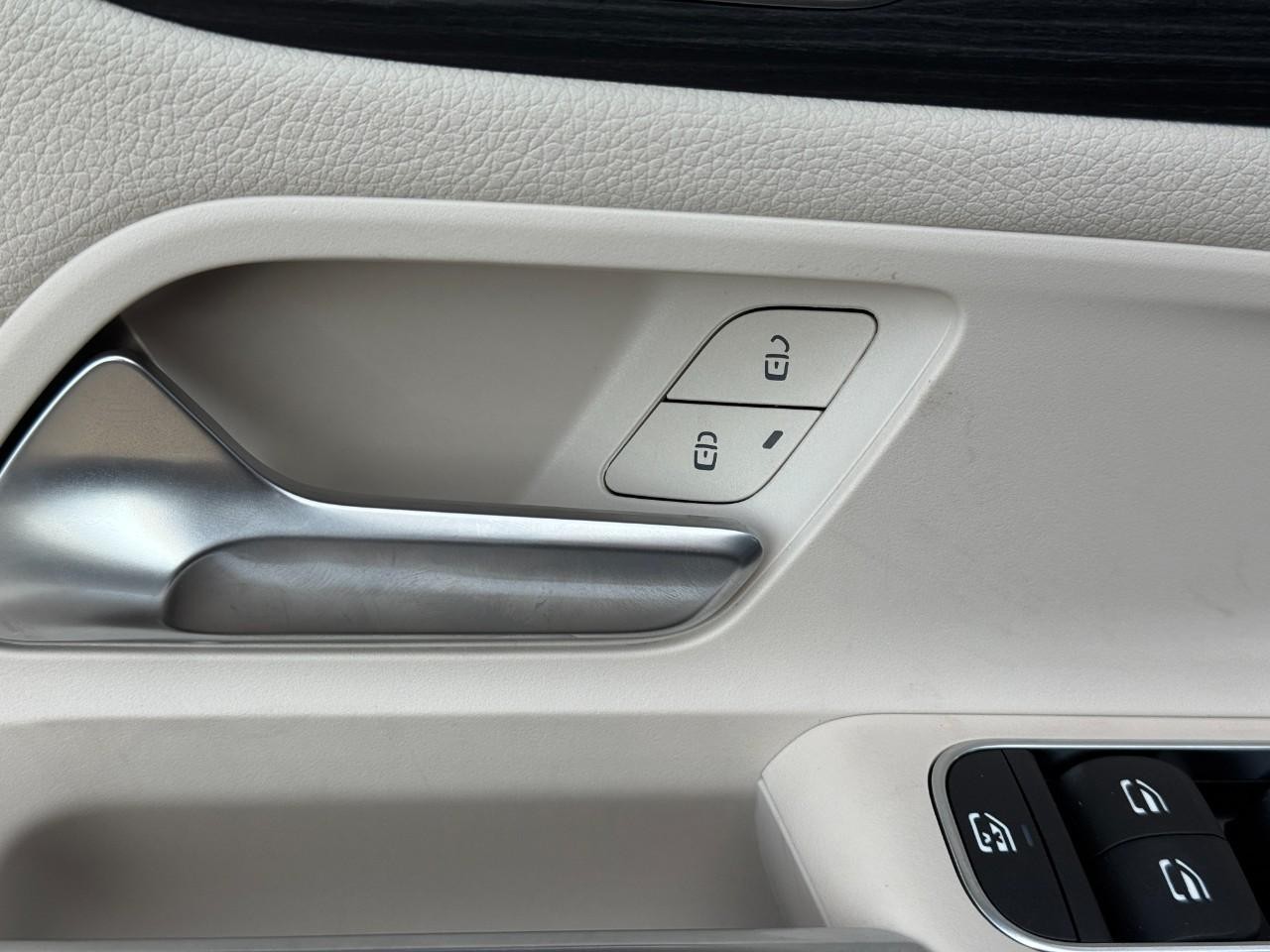 Mercedes-Benz GLA Vehicle Full-screen Gallery Image 24