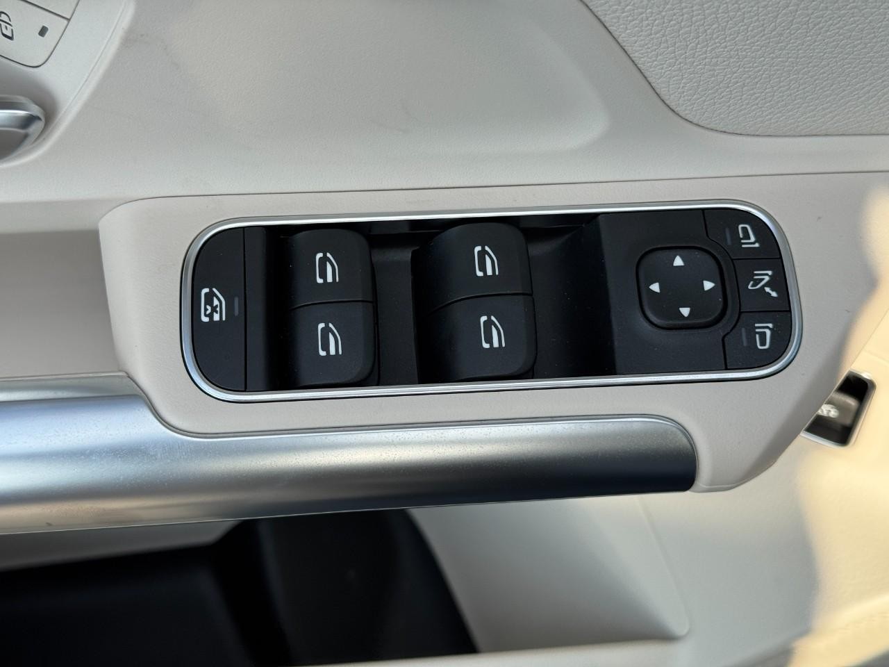 Mercedes-Benz GLA Vehicle Full-screen Gallery Image 25