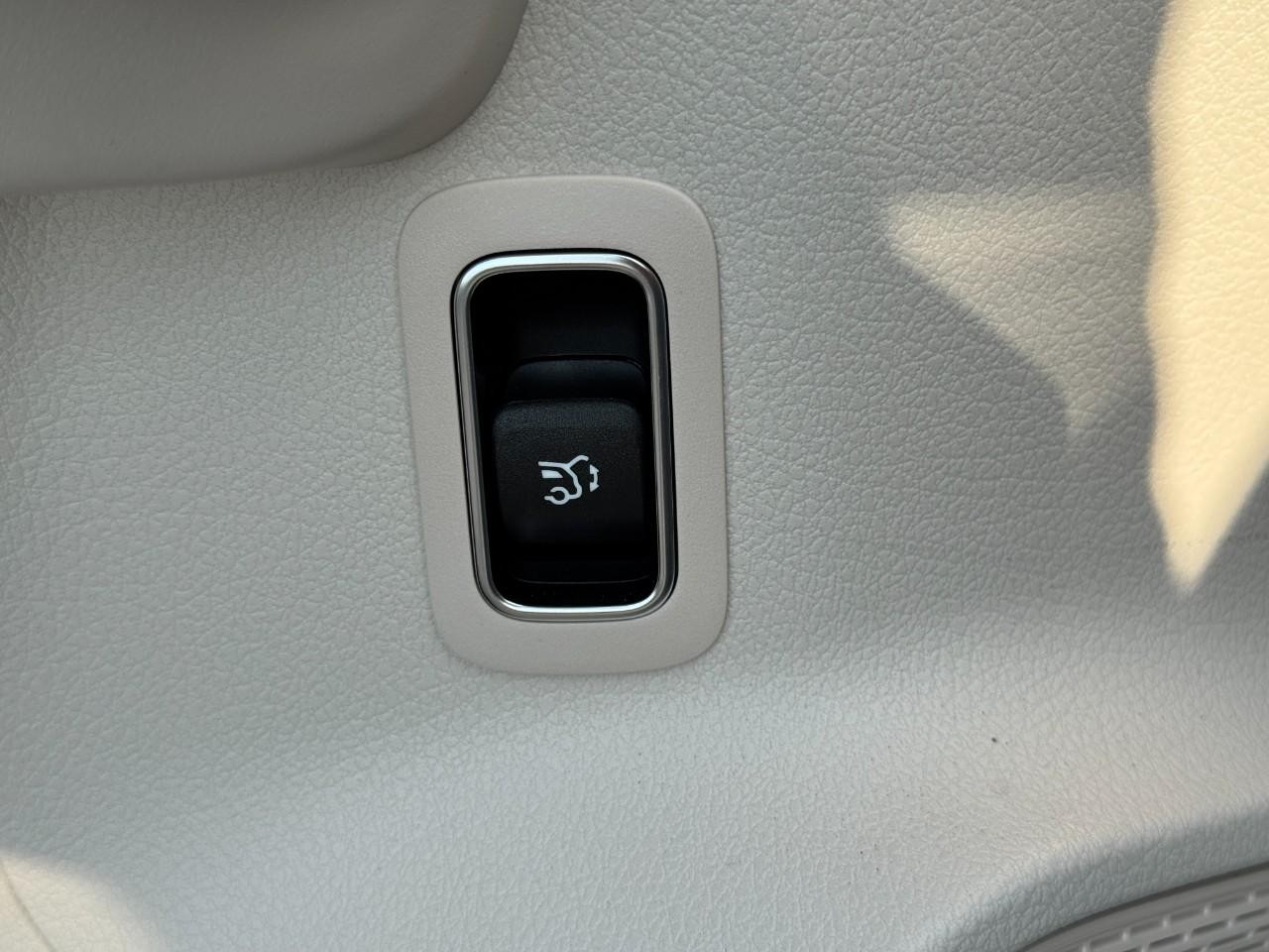 Mercedes-Benz GLA Vehicle Full-screen Gallery Image 26