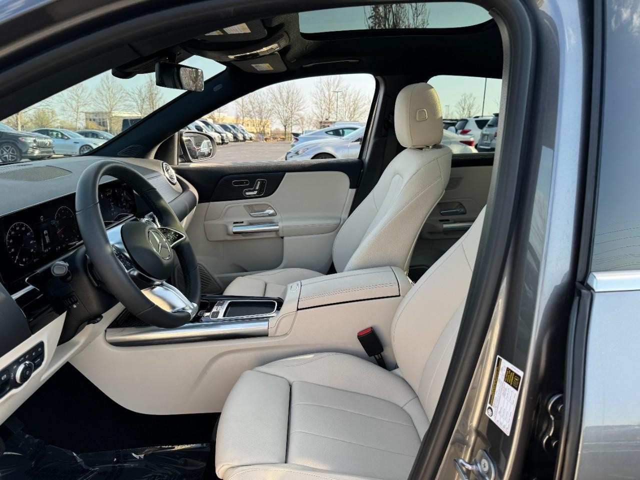 Mercedes-Benz GLA Vehicle Full-screen Gallery Image 27