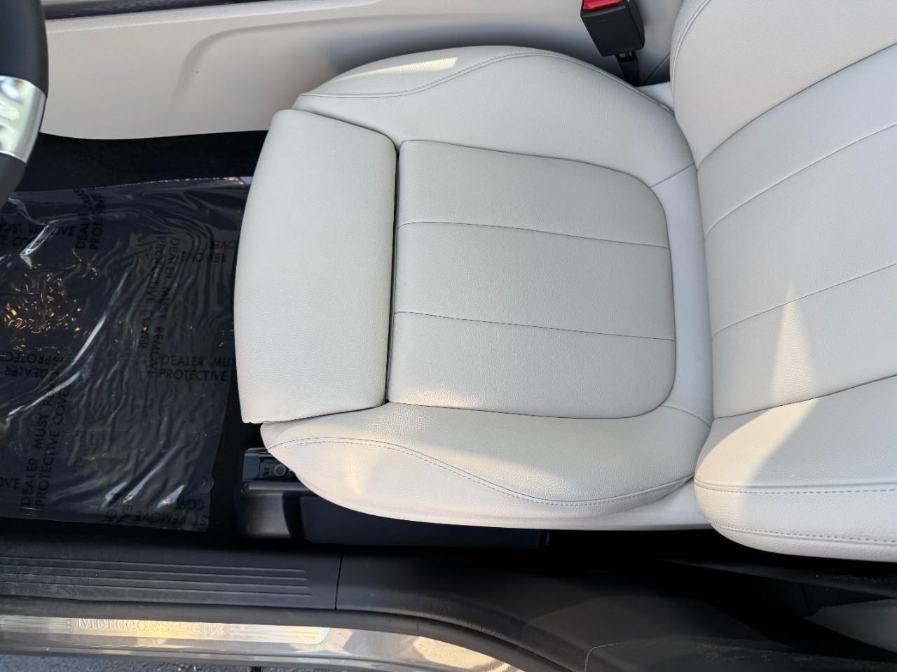 Mercedes-Benz GLA Vehicle Full-screen Gallery Image 28