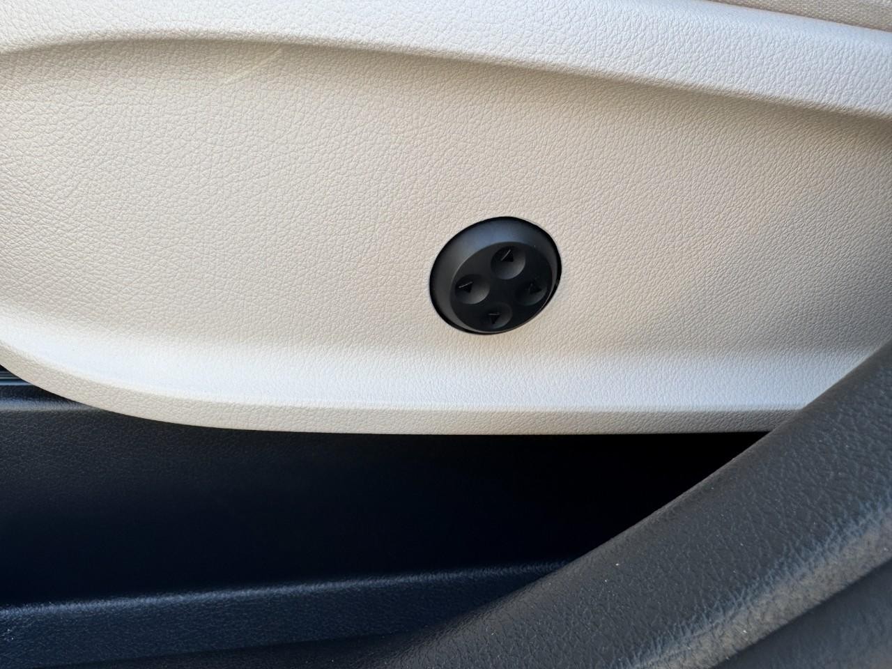 Mercedes-Benz GLA Vehicle Full-screen Gallery Image 29