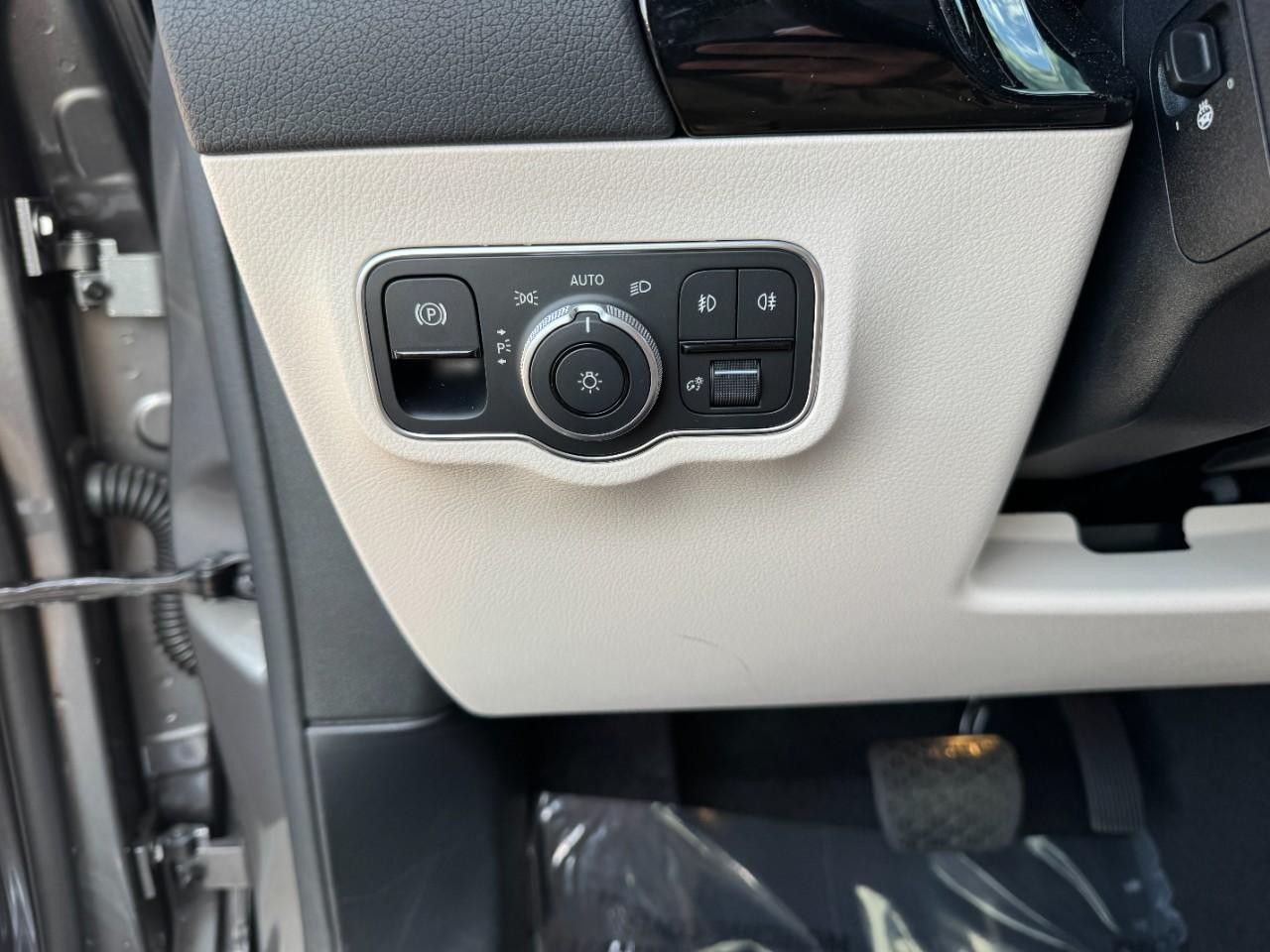 Mercedes-Benz GLA Vehicle Full-screen Gallery Image 30