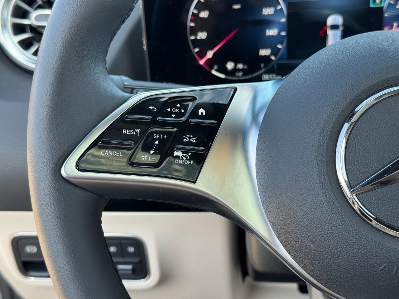 Mercedes-Benz GLA Vehicle Full-screen Gallery Image 31