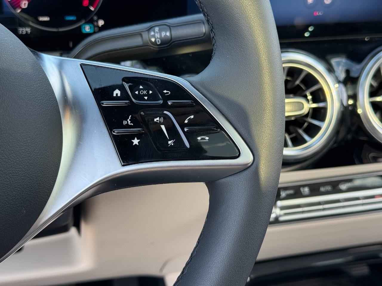 Mercedes-Benz GLA Vehicle Full-screen Gallery Image 32