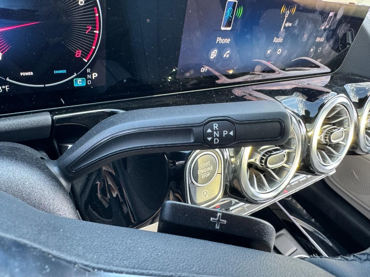 Mercedes-Benz GLA Vehicle Full-screen Gallery Image 34