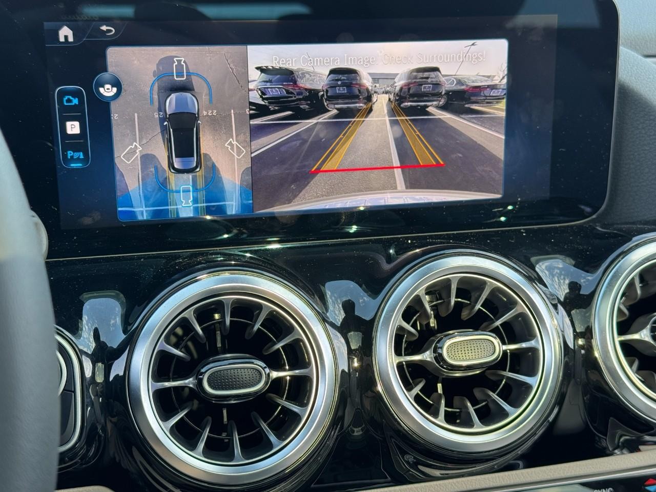 Mercedes-Benz GLA Vehicle Full-screen Gallery Image 35