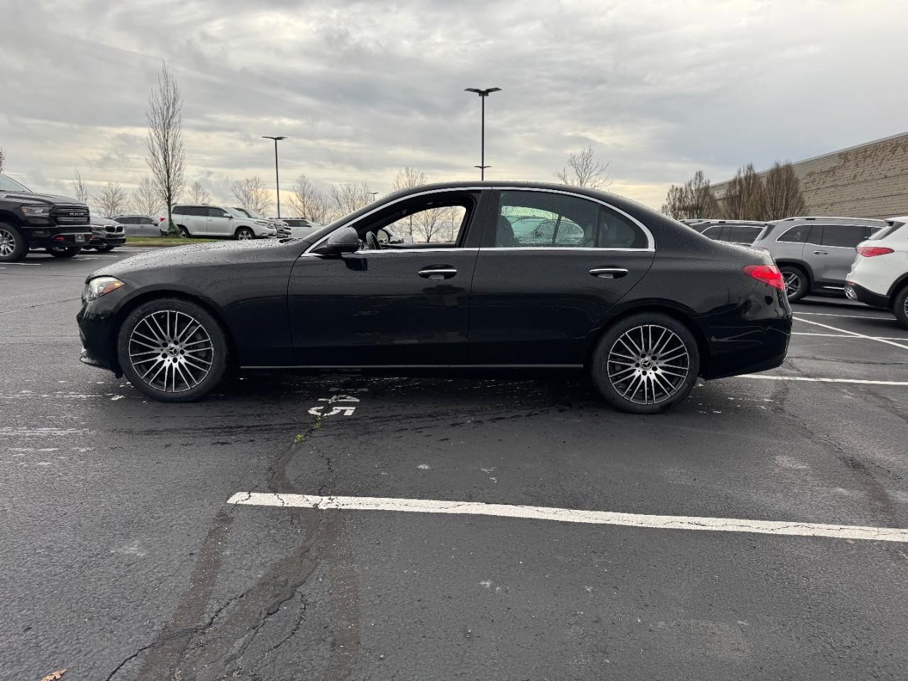 Mercedes-Benz C-Class Vehicle Full-screen Gallery Image 2