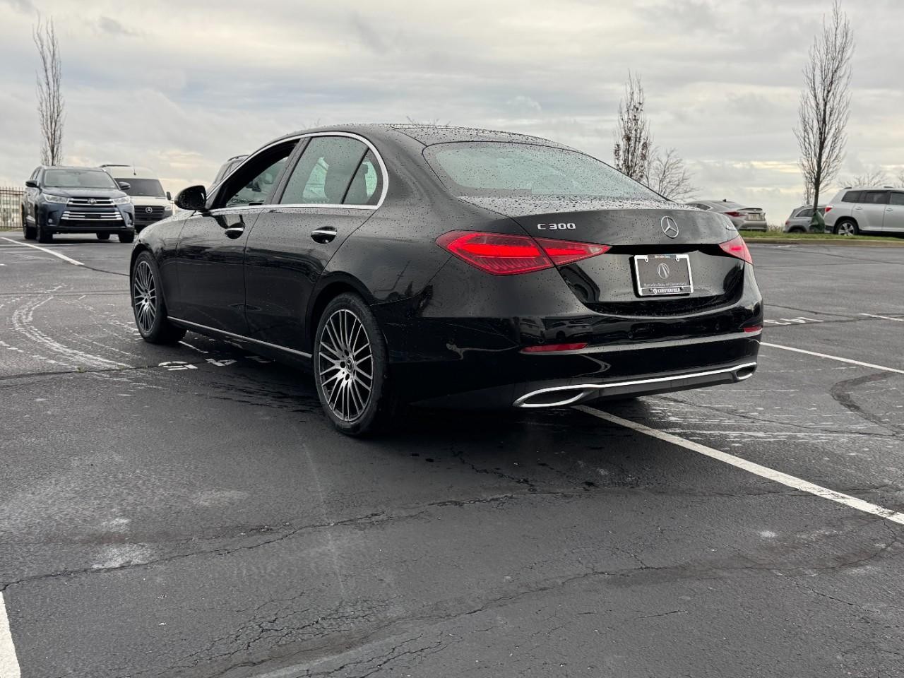 Mercedes-Benz C-Class Vehicle Full-screen Gallery Image 3