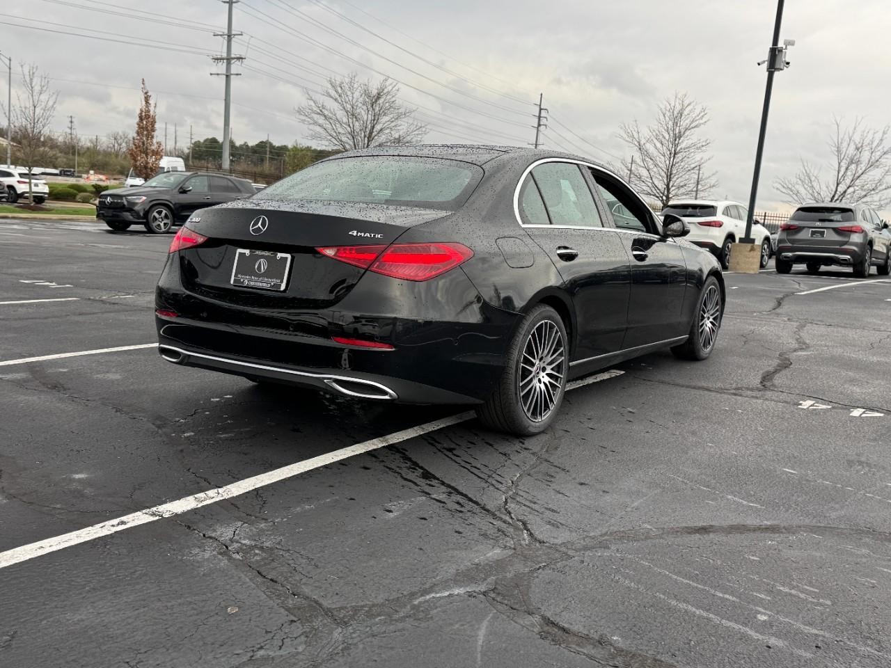 Mercedes-Benz C-Class Vehicle Full-screen Gallery Image 4