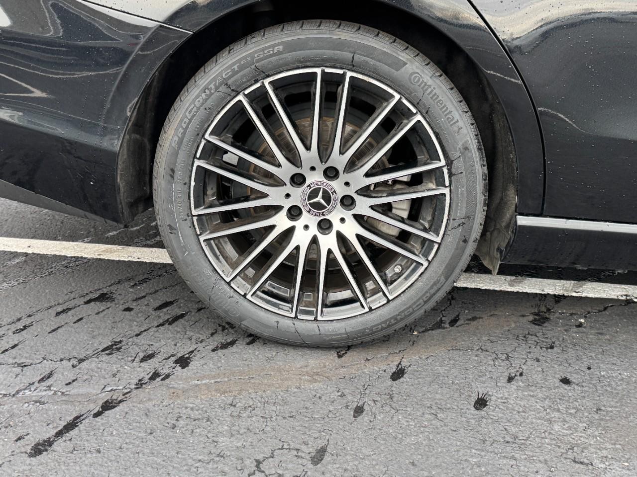 Mercedes-Benz C-Class Vehicle Full-screen Gallery Image 5