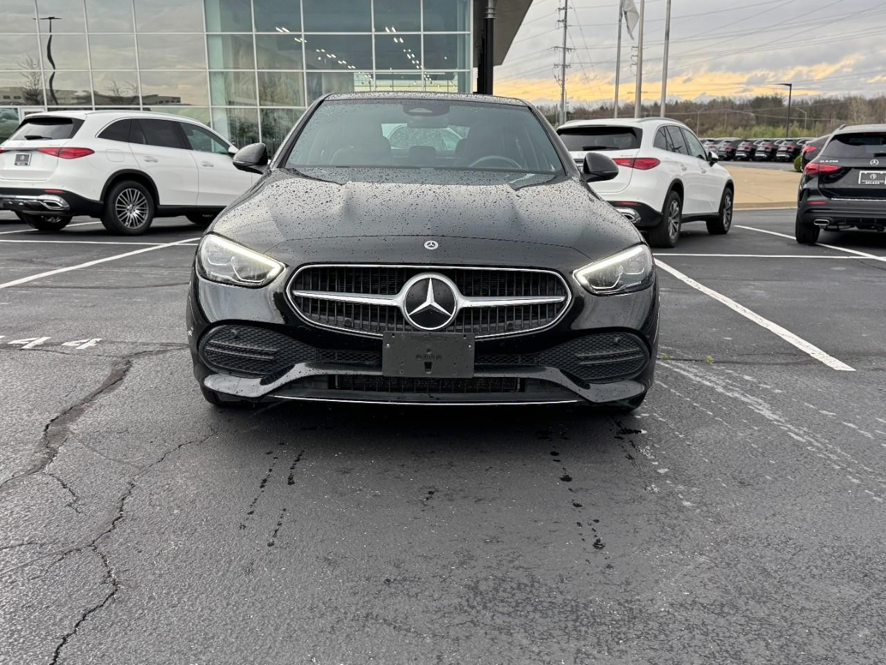 Mercedes-Benz C-Class Vehicle Full-screen Gallery Image 7