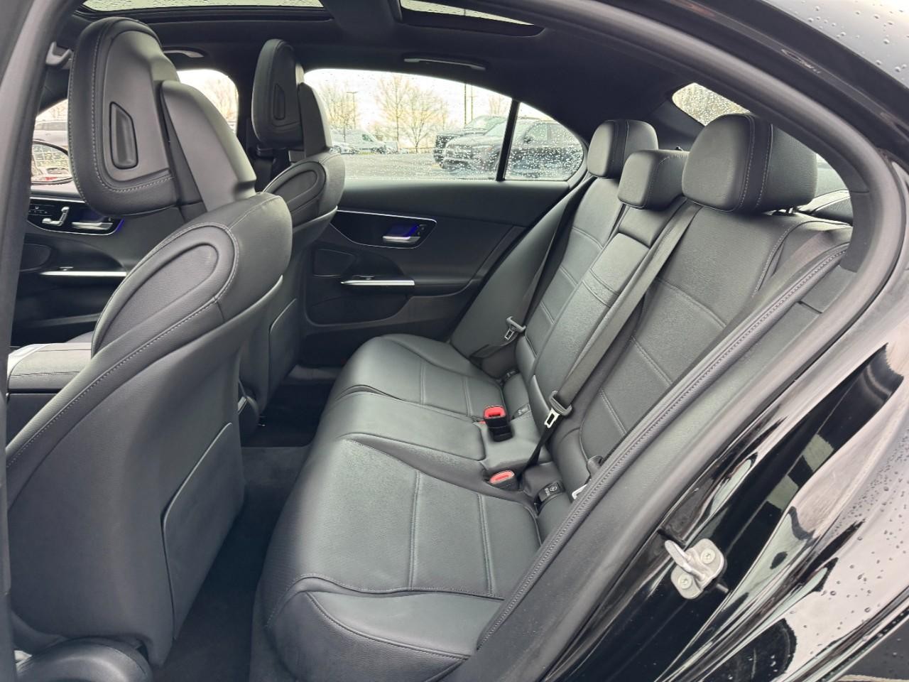 Mercedes-Benz C-Class Vehicle Full-screen Gallery Image 8