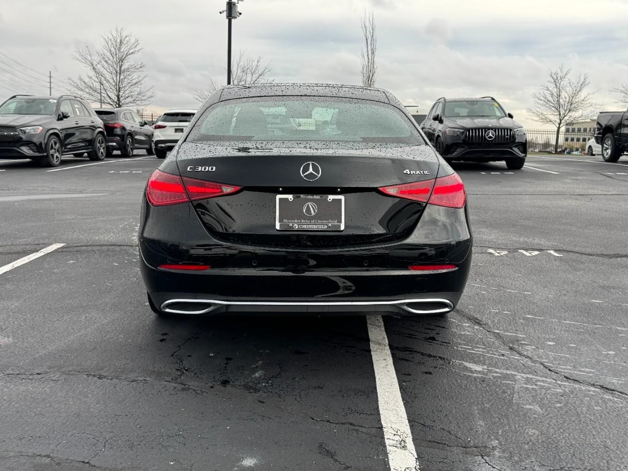 Mercedes-Benz C-Class Vehicle Full-screen Gallery Image 9